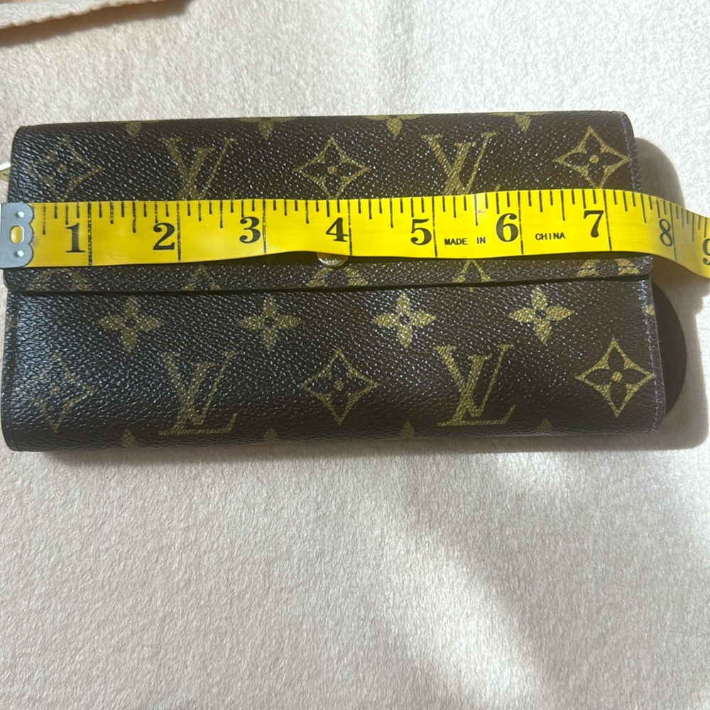Authentic Pre-Loved Louis Vuitton Monogram Long wallet - Snap closure - zipper - Picture 2 of 9